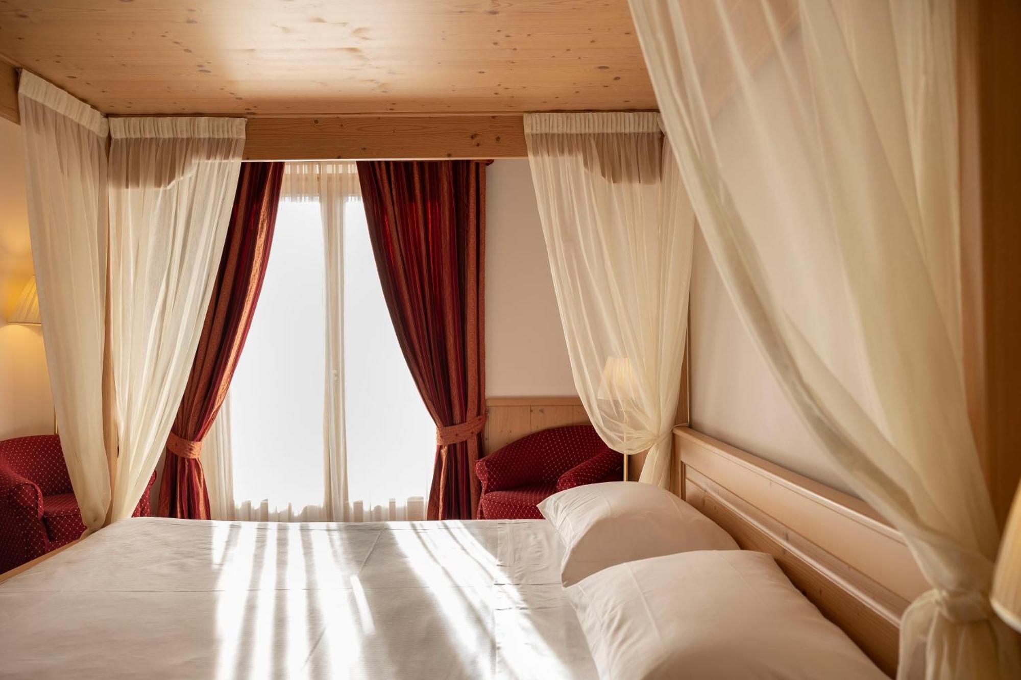Beverly Alps Hotel & Spa Pinzolo Oda fotoğraf