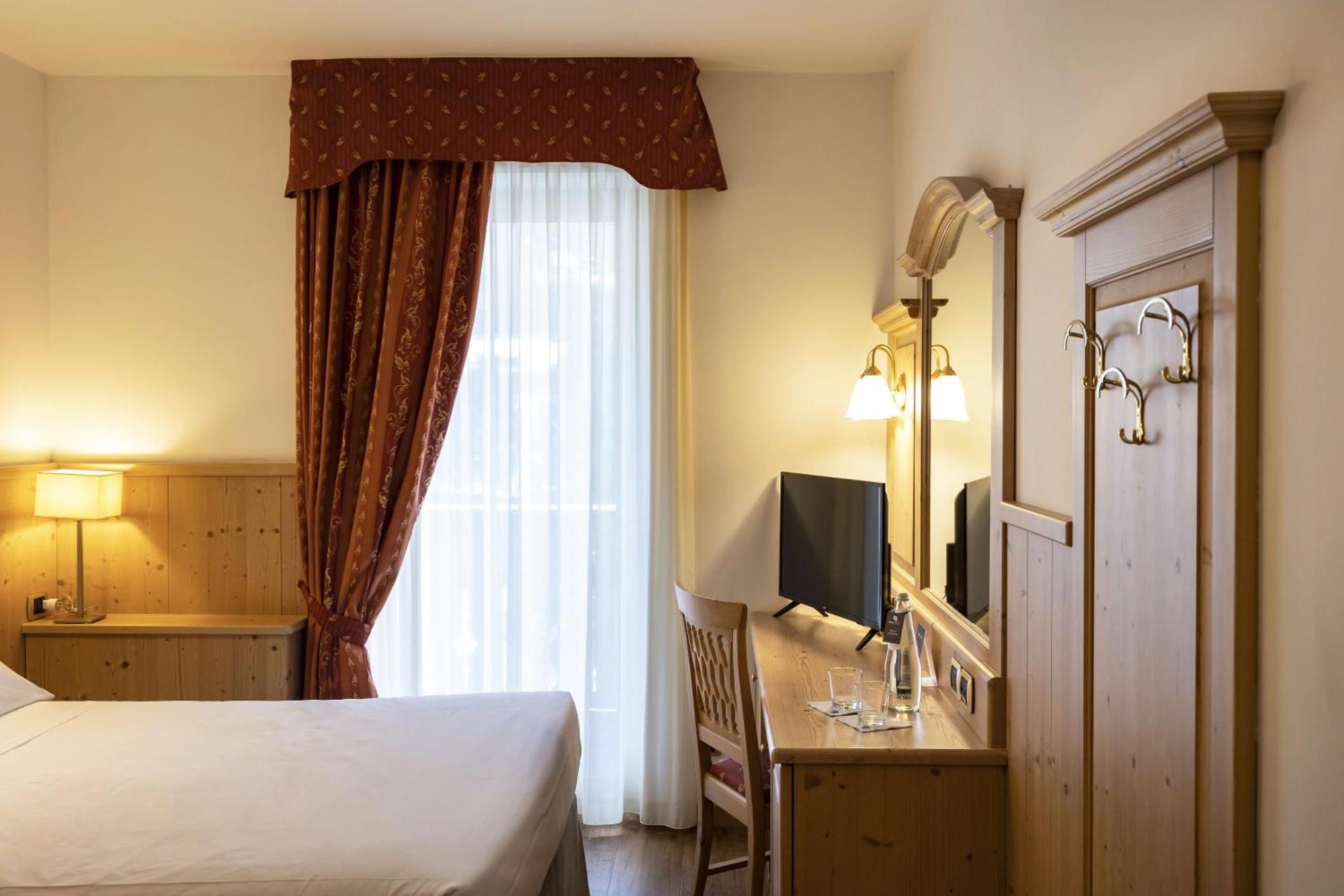 Beverly Alps Hotel & Spa Pinzolo Oda fotoğraf