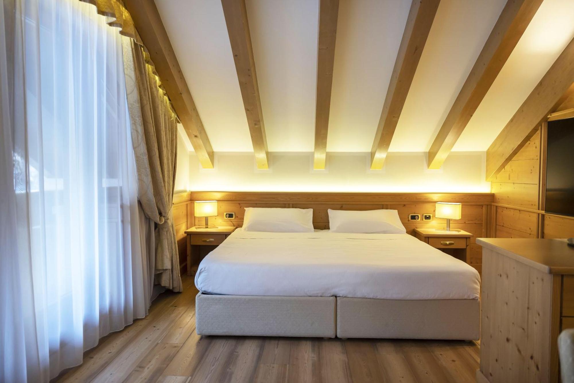 Beverly Alps Hotel & Spa Pinzolo Oda fotoğraf