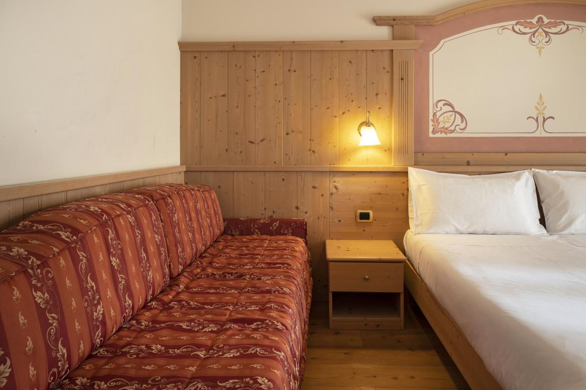 Beverly Alps Hotel & Spa Pinzolo Oda fotoğraf