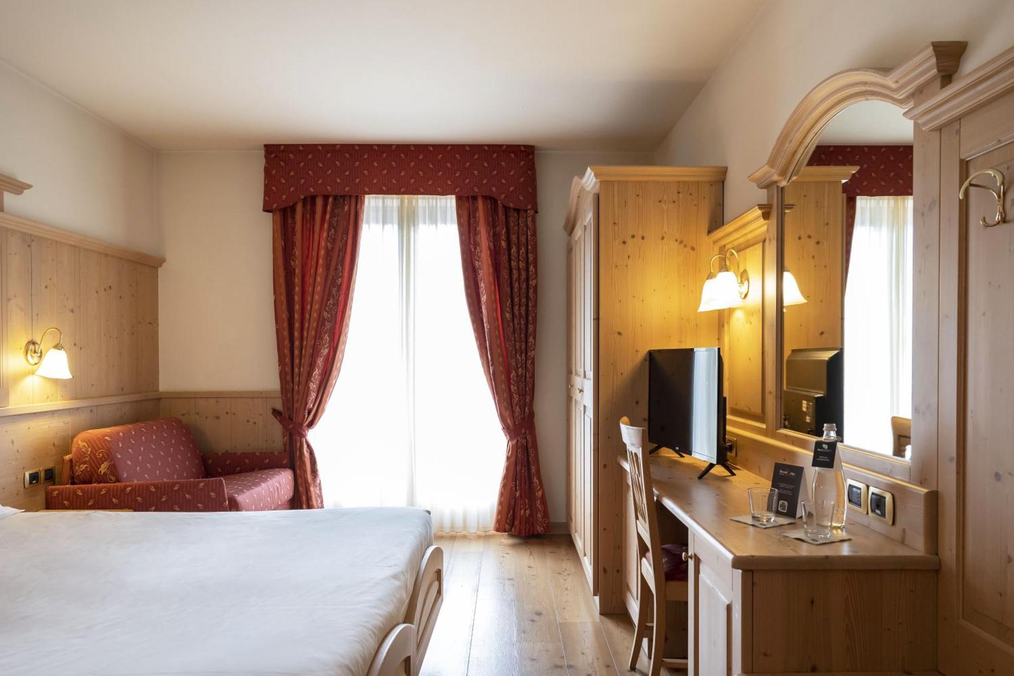 Beverly Alps Hotel & Spa Pinzolo Oda fotoğraf